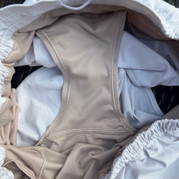 Lululemon Hotty hot Shorts EUC size 8 - Picture 9 of 9